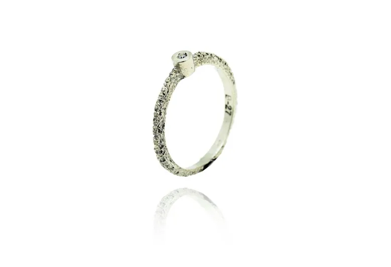 Anillo texturizado Kora, oro blanco con diamante