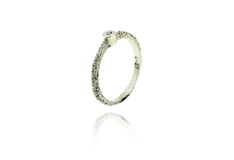 Anillo texturizado Kora, oro blanco con diamante