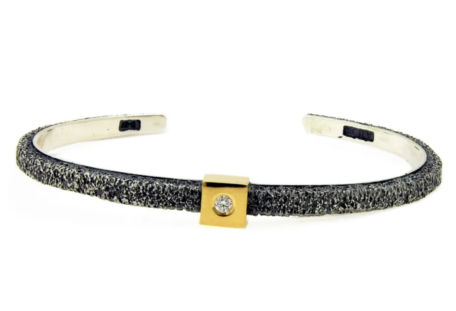 Texturierter Armreif Kora, Diamant kleine quadratische Fassung