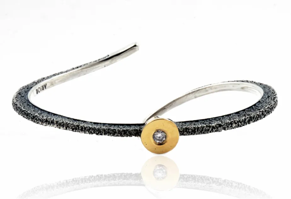 Brazalete texturizado Nil, engaste cónico de diamante