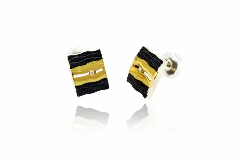 Delta earring
