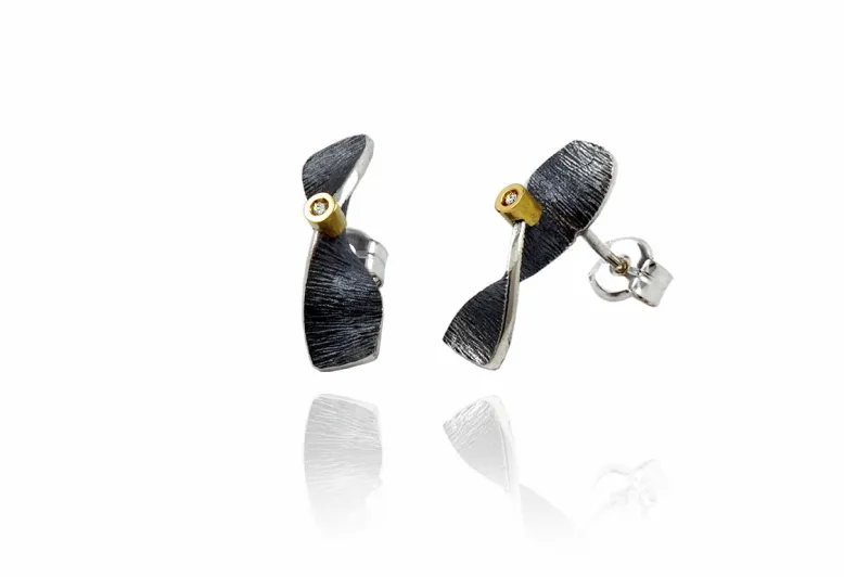 Pendientes pequeños Moebius, con engaste redondo de oro, plata