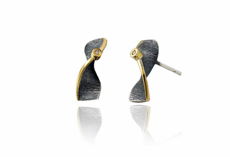 Kleine Ohrringe Moebius, Goldstrang und Diamant in runder Goldfassung