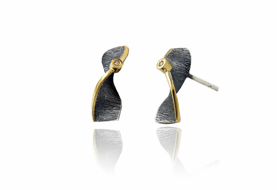 Kleine Ohrringe Moebius, Goldstrang und Diamant in runder Goldfassung