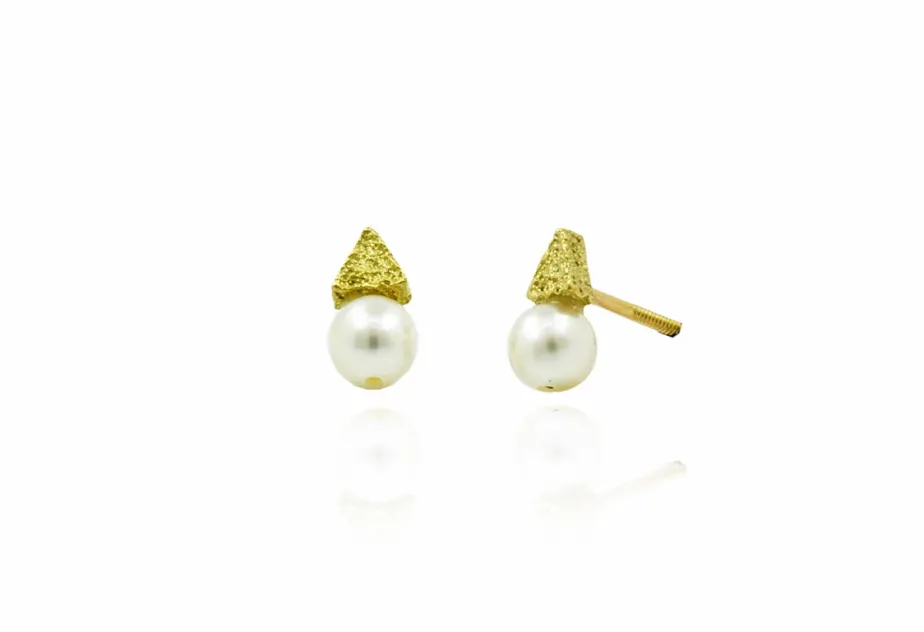 Pendientes pequeños triangulares con perla