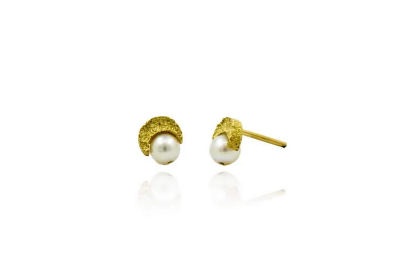 Toy Moon pearl medium earring