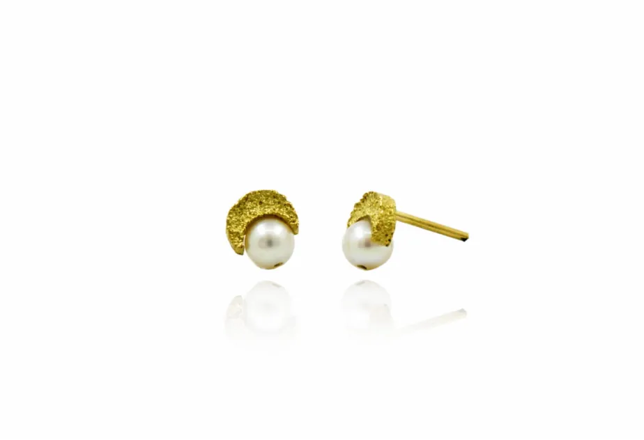 Toy Moon pearl medium earring