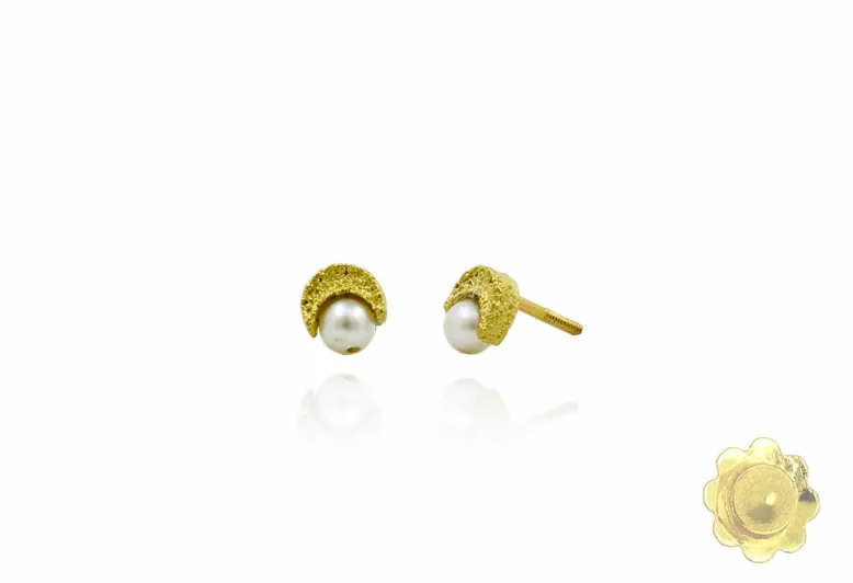 Toy Moon pearl little earring
