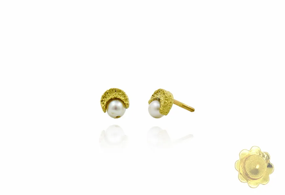 Toy Moon pearl little earring