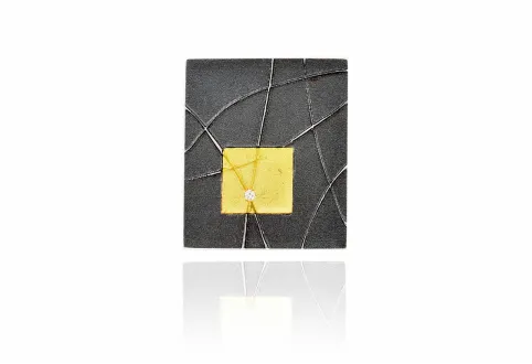 Quadratischer Anhänger aus oxidiertem Silber und Gold und Diamant