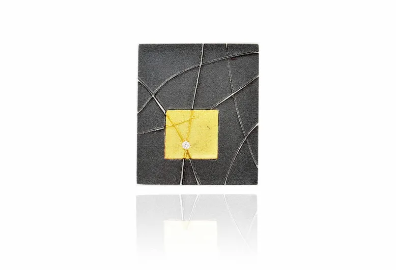 Quadratischer Anhänger aus oxidiertem Silber und Gold und Diamant
