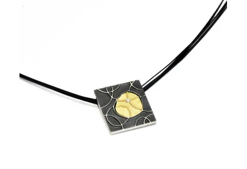 Quadratischer Anhänger mit filigraner Struktur, Silber, Gold und Diamant