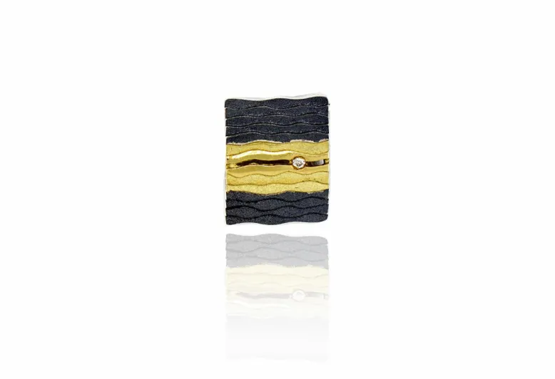 Großer Anhänger Delta; Diamant, Silber und Gold
