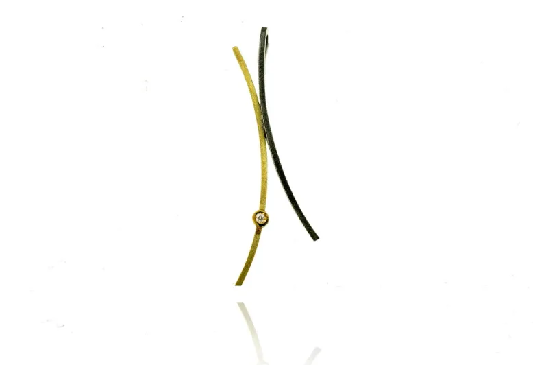Silbener Anhänger Raig mit Goldstrang