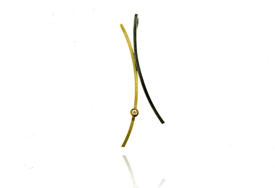 Silbener Anhänger Raig mit Goldstrang