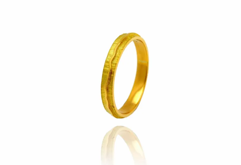 Anillo estrecho de oro texturizado