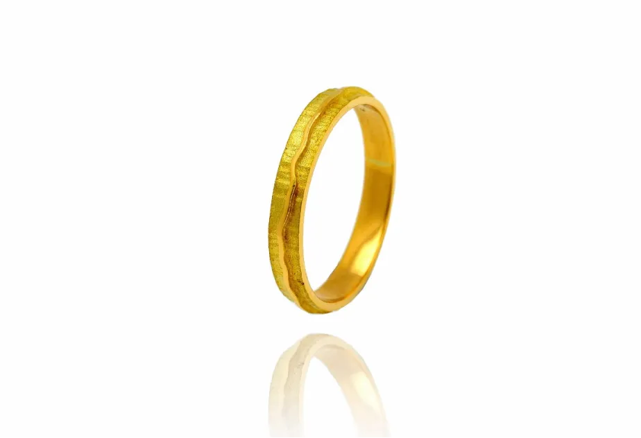 Anillo estrecho de oro texturizado