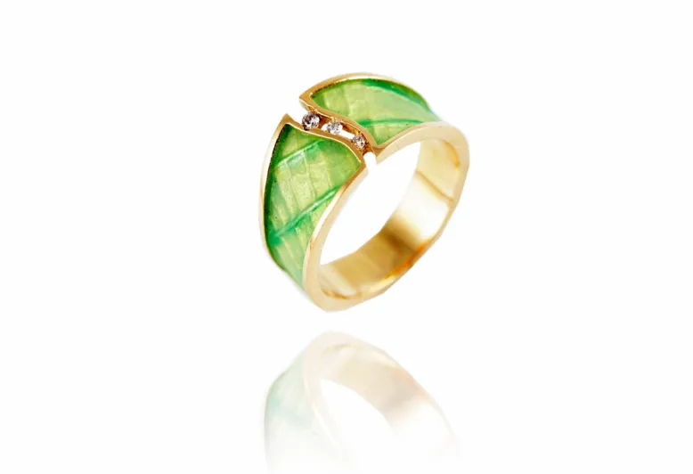 Anillo de esmalte verde con diamante