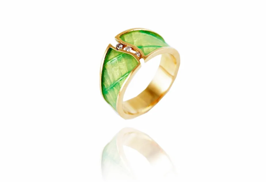 Anillo de esmalte verde con diamante