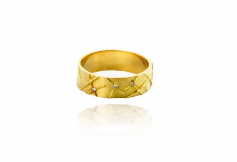 Wide Gold Ring Fuga with Diamonds