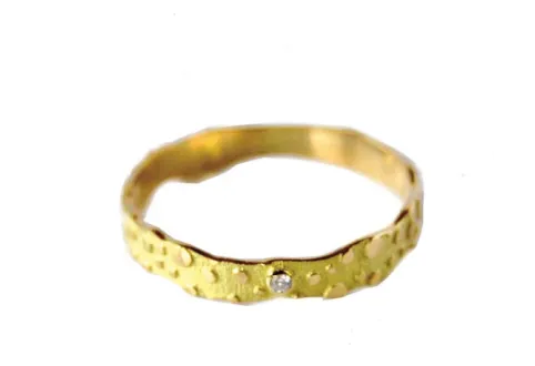 Narrow Textured Gold Ring Estelar with Diamond