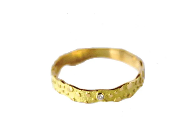 Schmaler strukturierter Goldring estelar mit Diamant