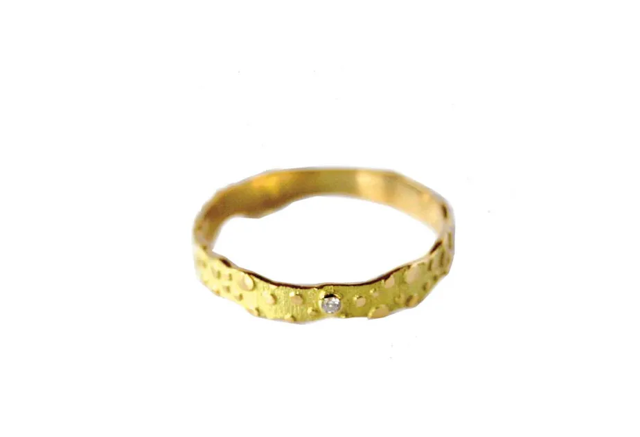Narrow Textured Gold Ring Estelar with Diamond