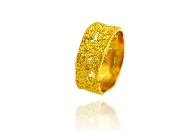 Ring mit Löchern und Textur
