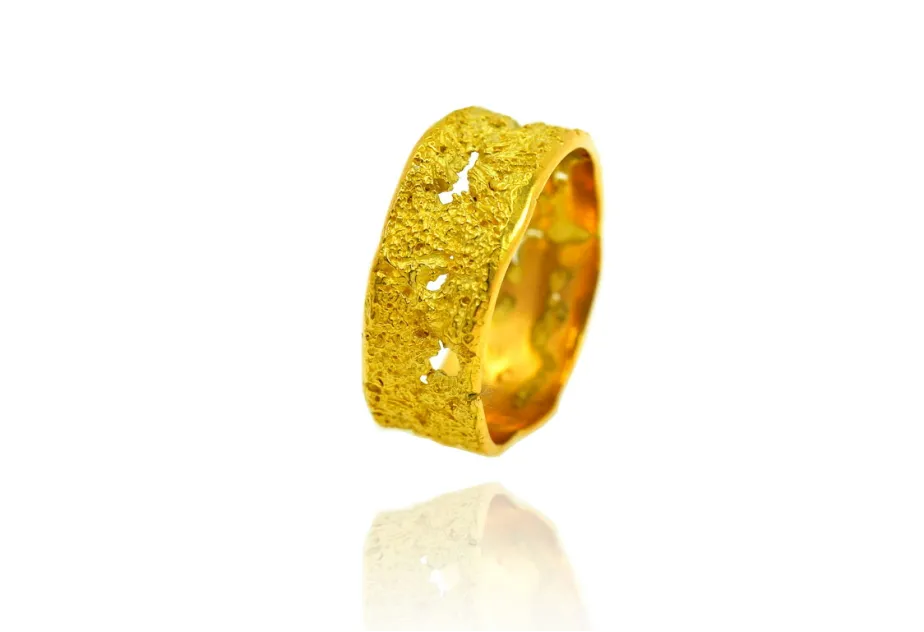 Ring mit Löchern und Textur