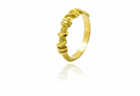 Anillo de oro texturizado