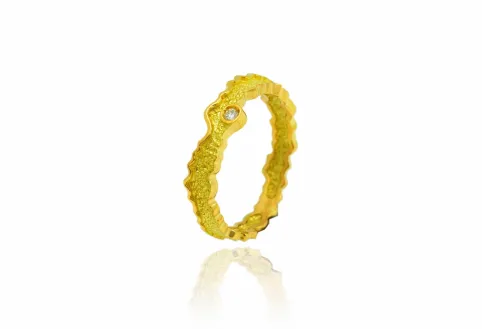 Anillo de boda de oro torcido texturizado con diamante en engaste redondo