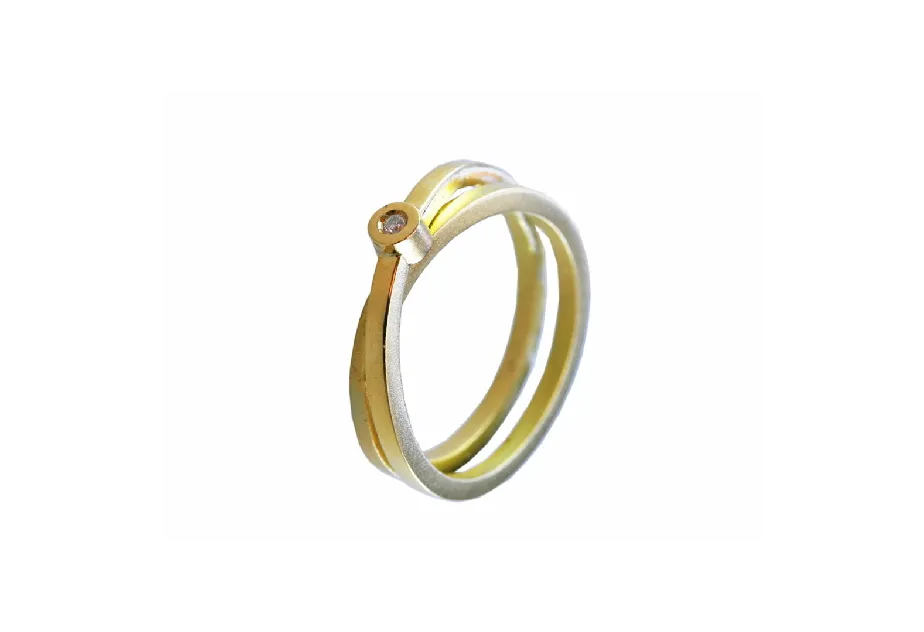 Gold Ring Arale with Diamond in Round Setting