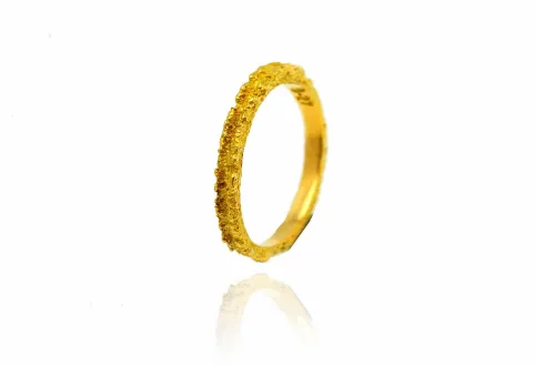 Anillo de oro texturizado Riba