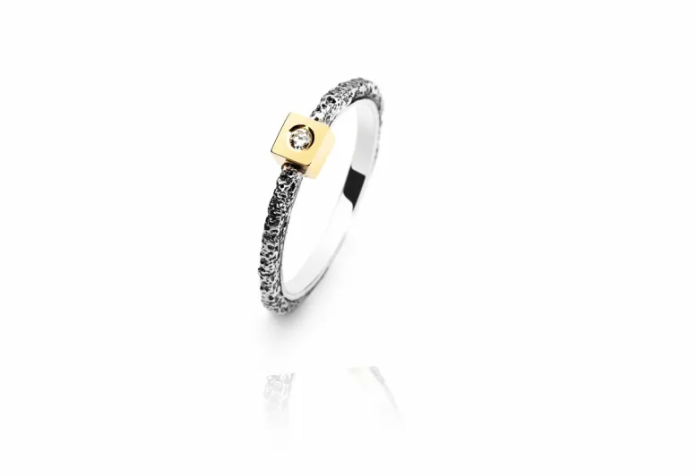 Anillo texturizado Kora, engaste de diamante cuadrado grande