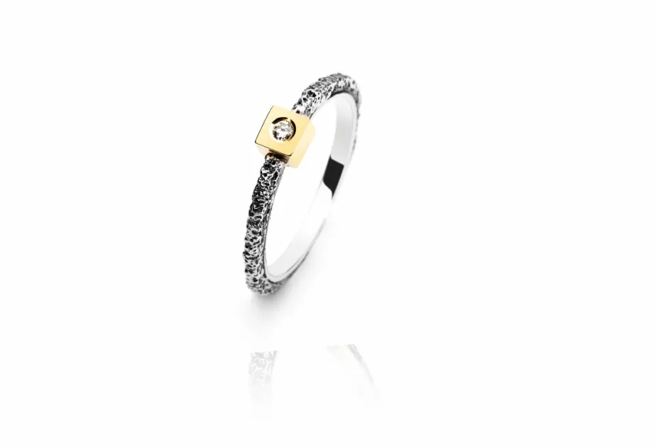 Anillo texturizado Kora, engaste de diamante cuadrado grande