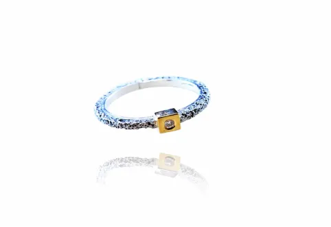Anillo texturizado Kora, engaste de diamante cuadrado pequeño
