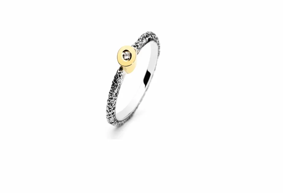 Anillo texturizado Kora, engaste de diamante redondo grande