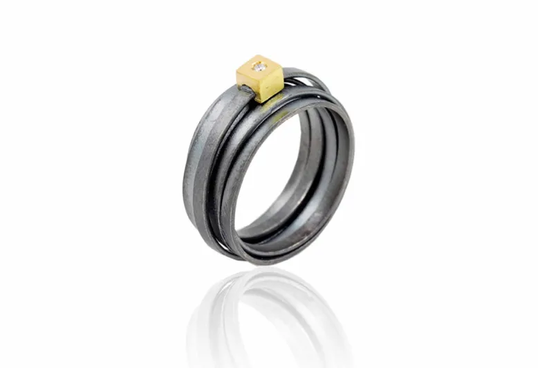 Anillo ancho Lux, con brillante en engaste cuadrado de oro