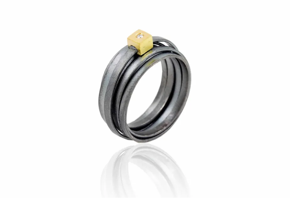 Anillo ancho Lux, con brillante en engaste cuadrado de oro
