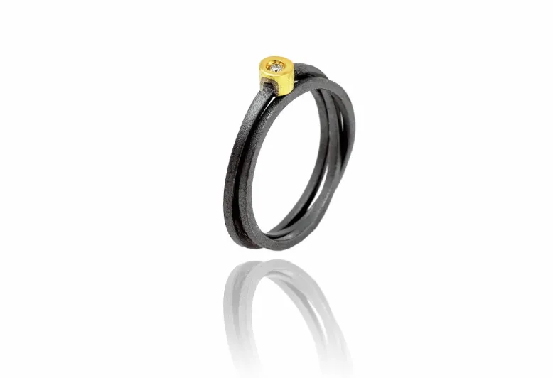 Anillo Lux, 1 mm de plata con diamante en engaste redondo de oro
