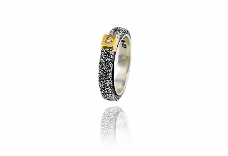 Texturierter Ring Kora, halbrund, Diamant in quadratischer Fassung