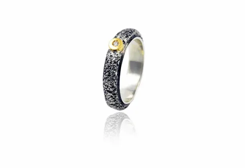 Anillo texturizado Kora, medio redondo, diamante en engaste redondo