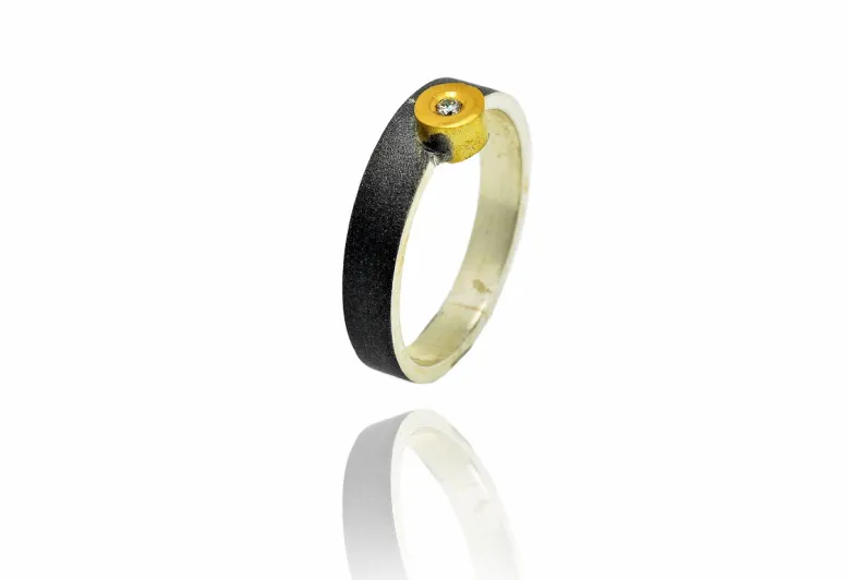 Anillo Domen, diamante en engaste redondo