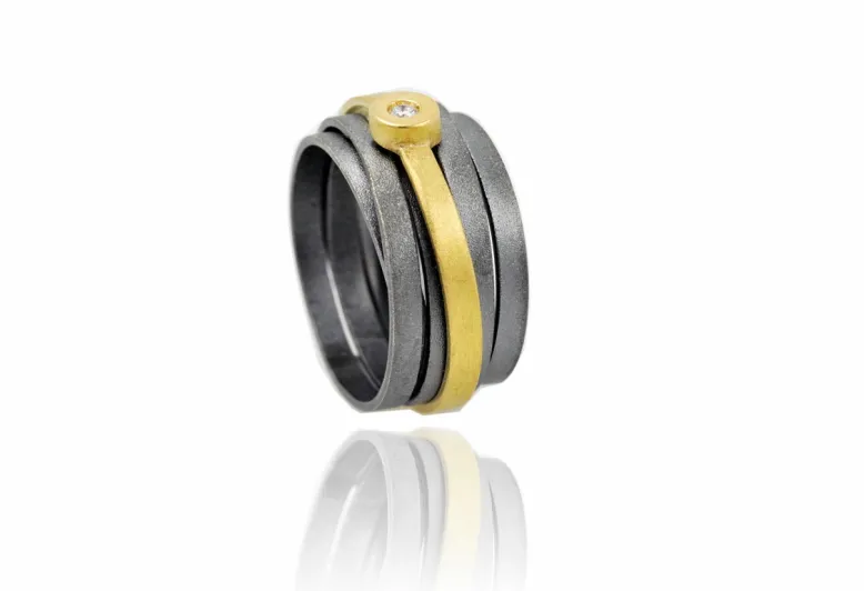 Anillo ancho Lux, con hilo de oro y diamante en engaste redondo de oro