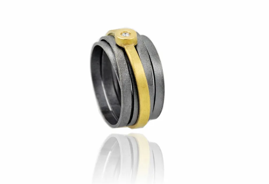 Anillo ancho Lux, con hilo de oro y diamante en engaste redondo de oro