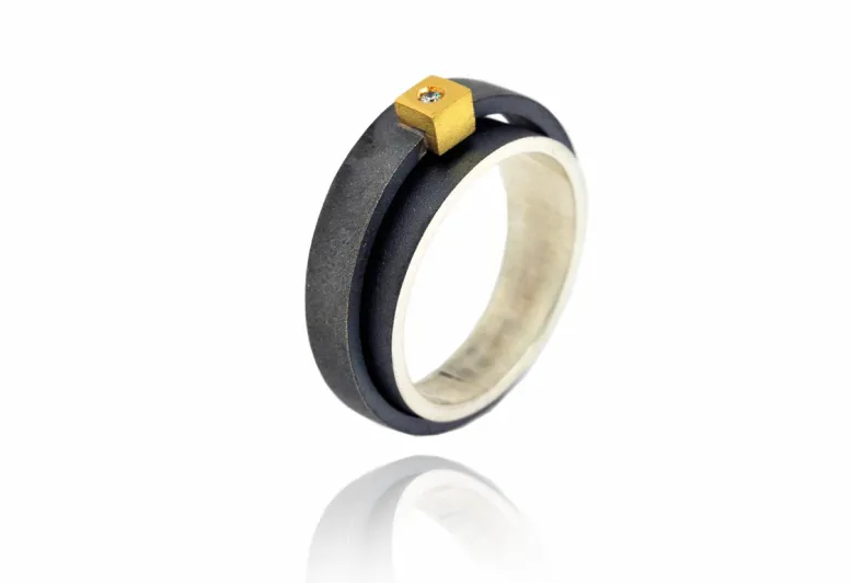 Ring Manat, Diamant in quadratischer Fassung