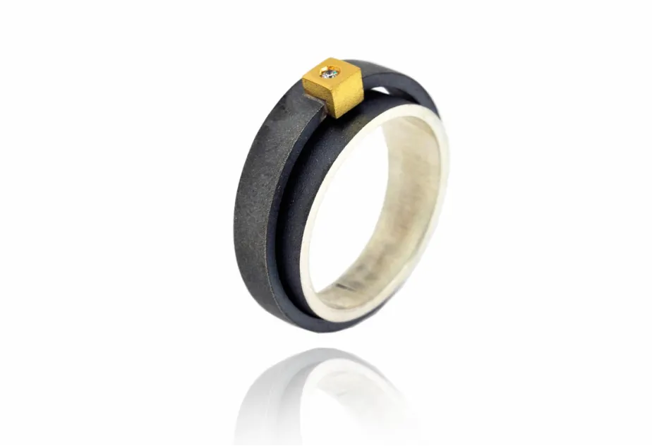 Ring Manat, Diamant in quadratischer Fassung