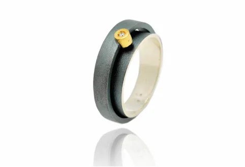 Anillo Manat, diamante en engaste redondo