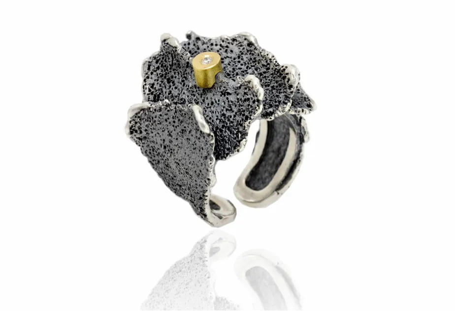 Ring Atlas, Diamant in runder Goldfassung