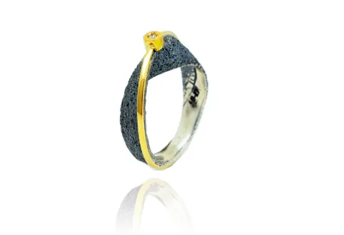 Ring Moebius, Silber und Gold, Diamant in runder Goldfassung